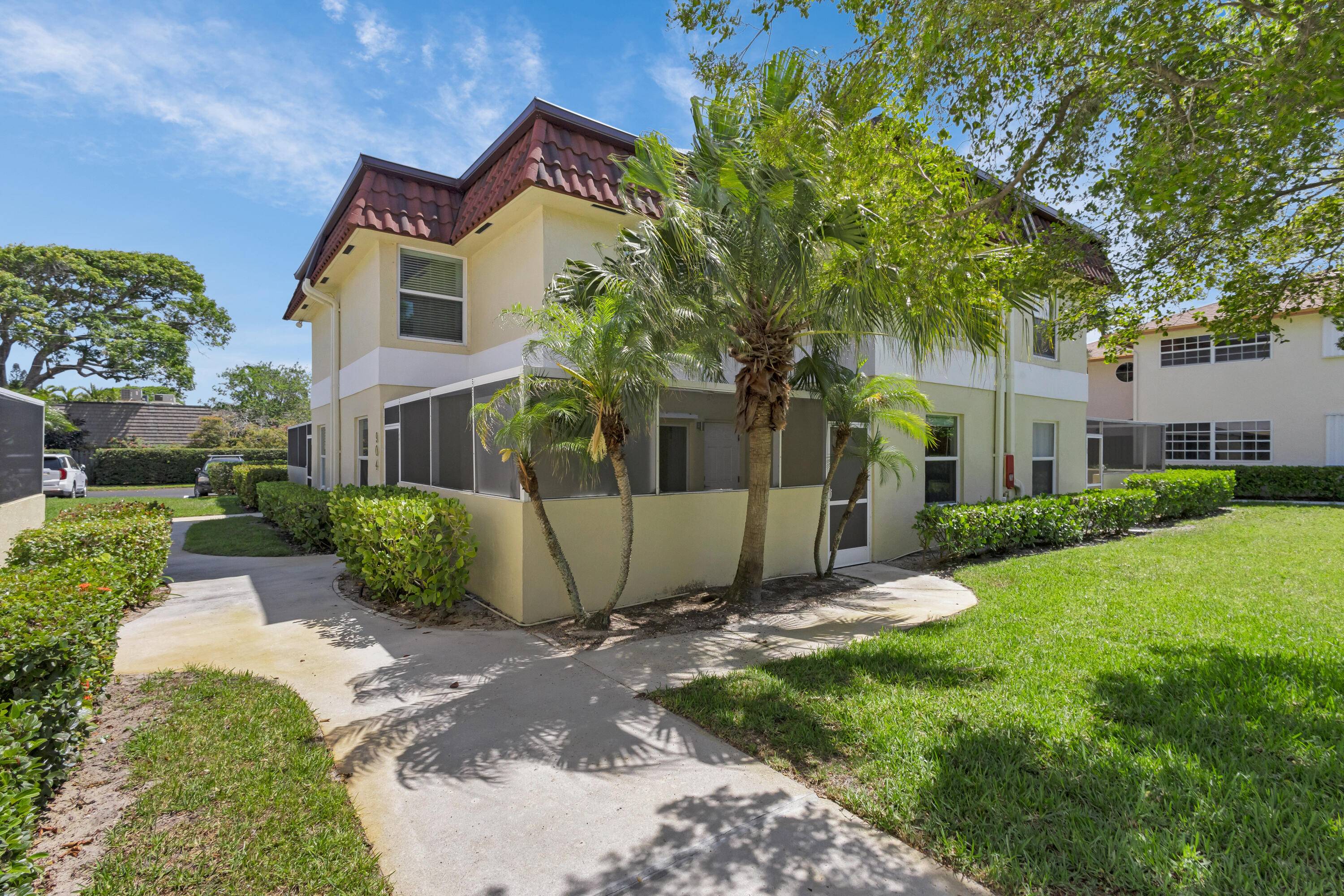 Sensational Location, Short Walk to Beautiful Carlin Park, Endless Beach and Popular Local Restaurants.