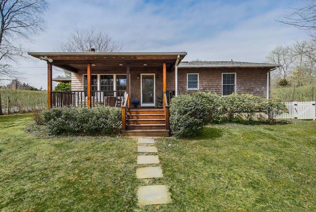 Lovely 4 Bedroom Home Close to Three Mile Harbor and Restaurants