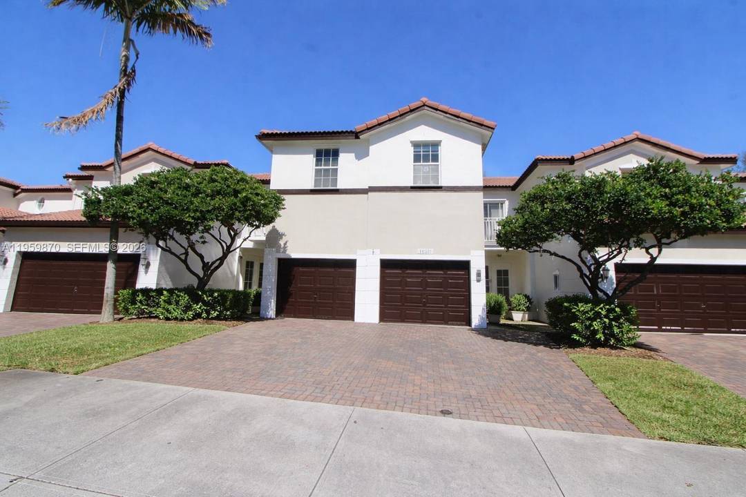 Amazing Coach home located in the gated and exclusive community of Netherlands at Doral.