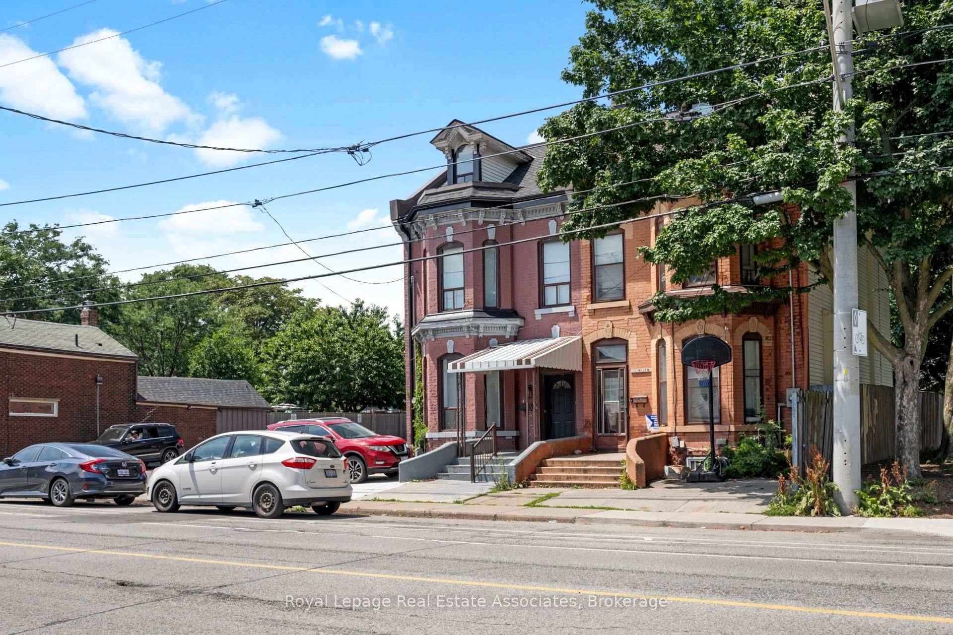 Welcome to 153 Bay Street N A, a beautifully renovated 1 1 bedroom unit offering a blend of modern comfort and downtown convenience.