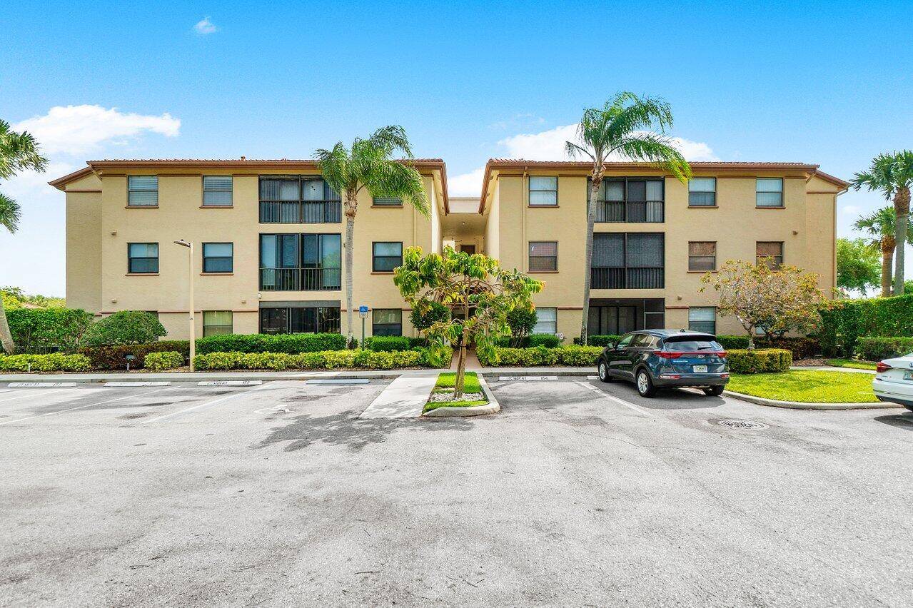 Welcome to this bright third floor 3 2 condo in the all age Excellente Village at Platina.