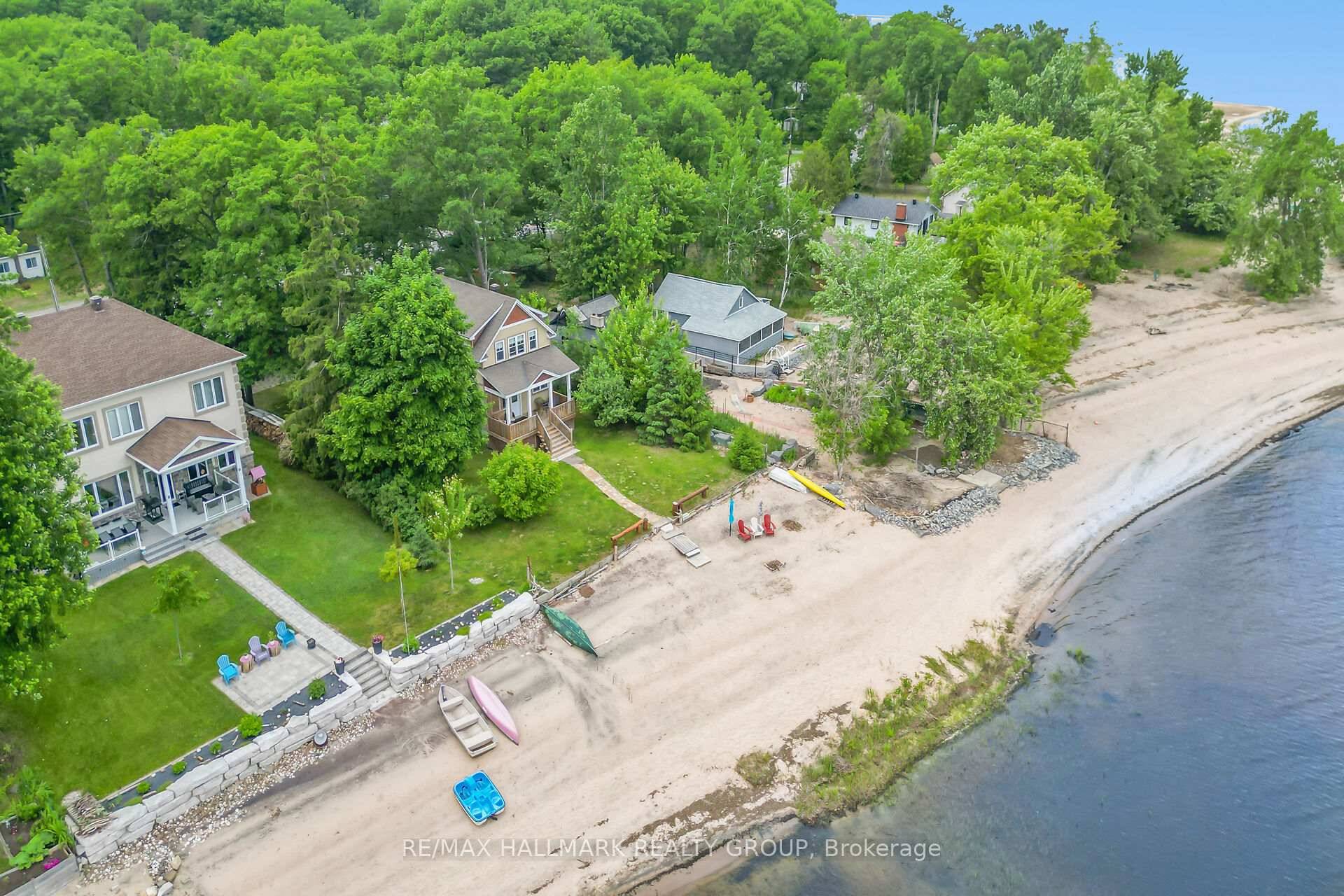 A peaceful waterfront escape in Constance Bay, just a scenic 20 minute drive from Ottawa !