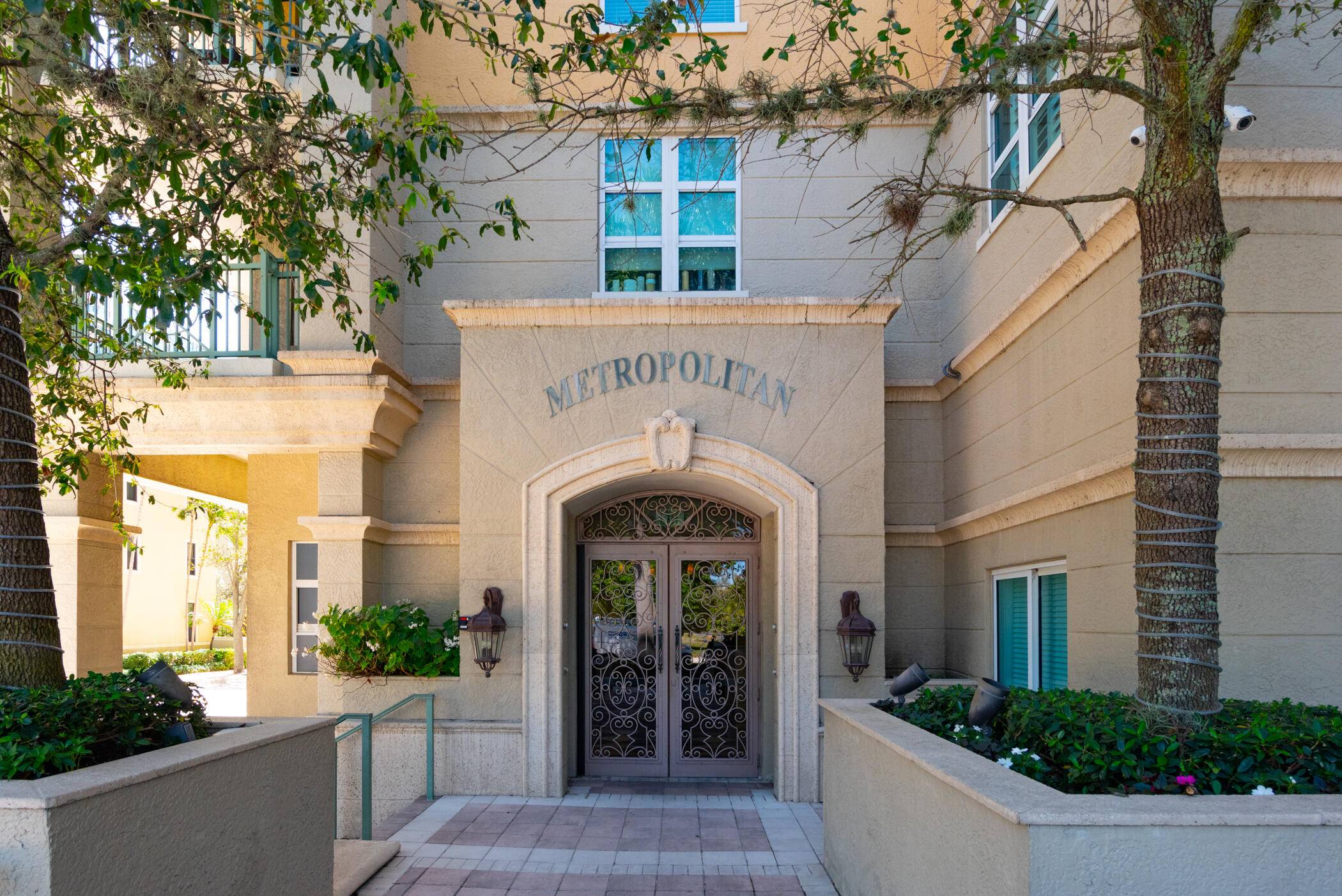 Enjoy Downtown Living in this Beautiful, Large fully furnished 2 bedroom 2 full bath with split bedroom floor plan at the prestigious Metropolitan.
