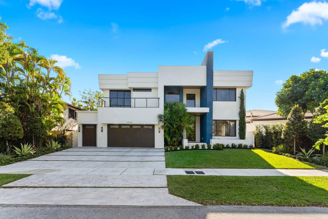 BETTER THAN NEW ! 2024 Custom Construction Rio Vista Dream Home Coastal Contemporary Design Exquisite Indoor amp ; Outdoor Living on Premier Oversized Lot at the Top of the Ridge.