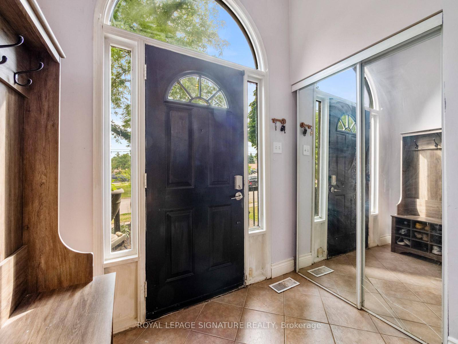 Fantastic Opportunity in Oakville Freehold End Unit Townhouse on Rare Large Lot !