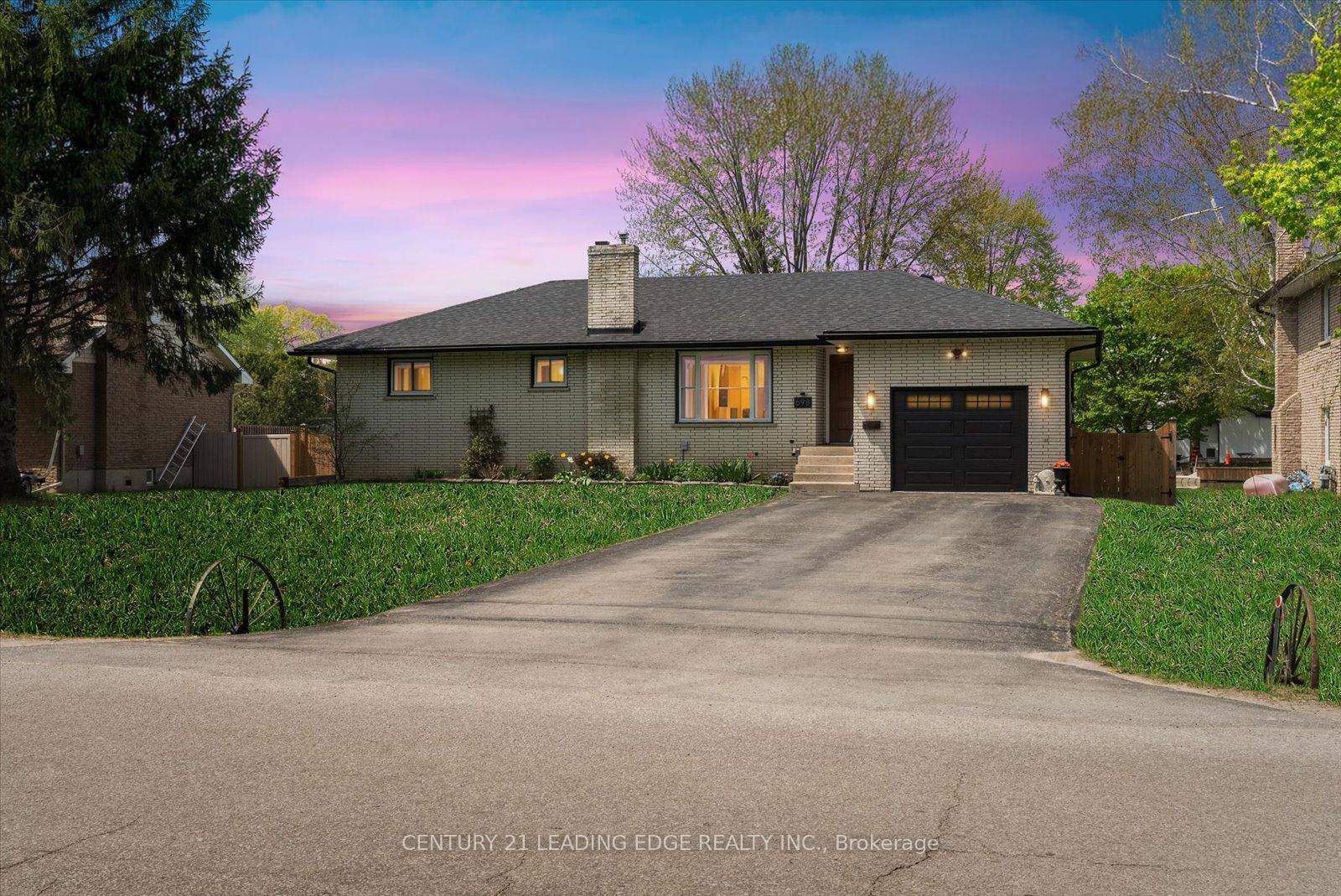 A perfect landing for those looking to downsize in waterfront luxury without the hefty price tag or the watercraft enthusiast looking to spend more time enjoying Lake Simcoe !