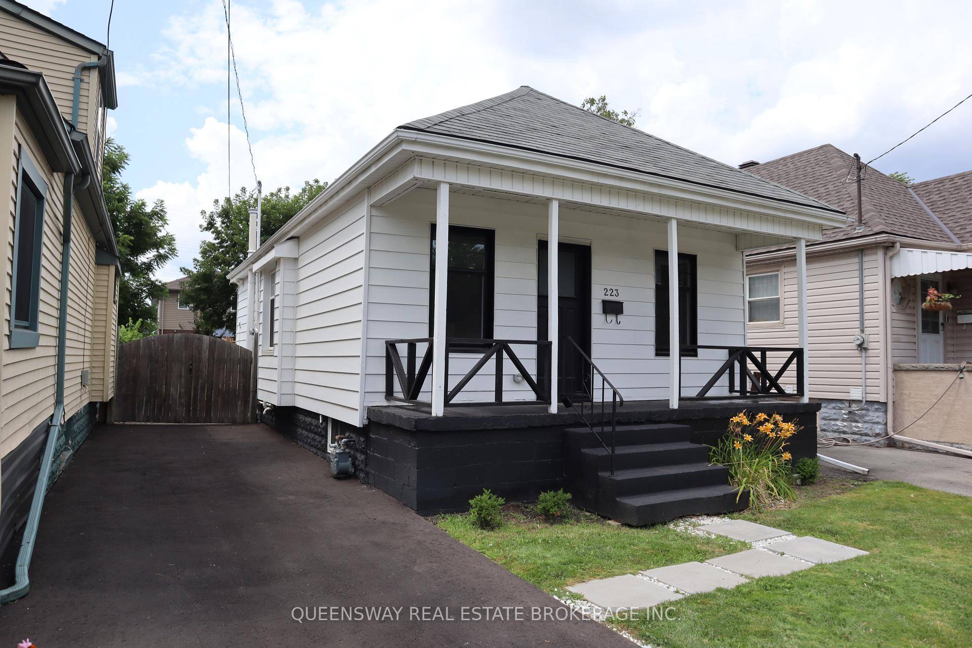 Gorgeous and Modern, Turnkey Home !