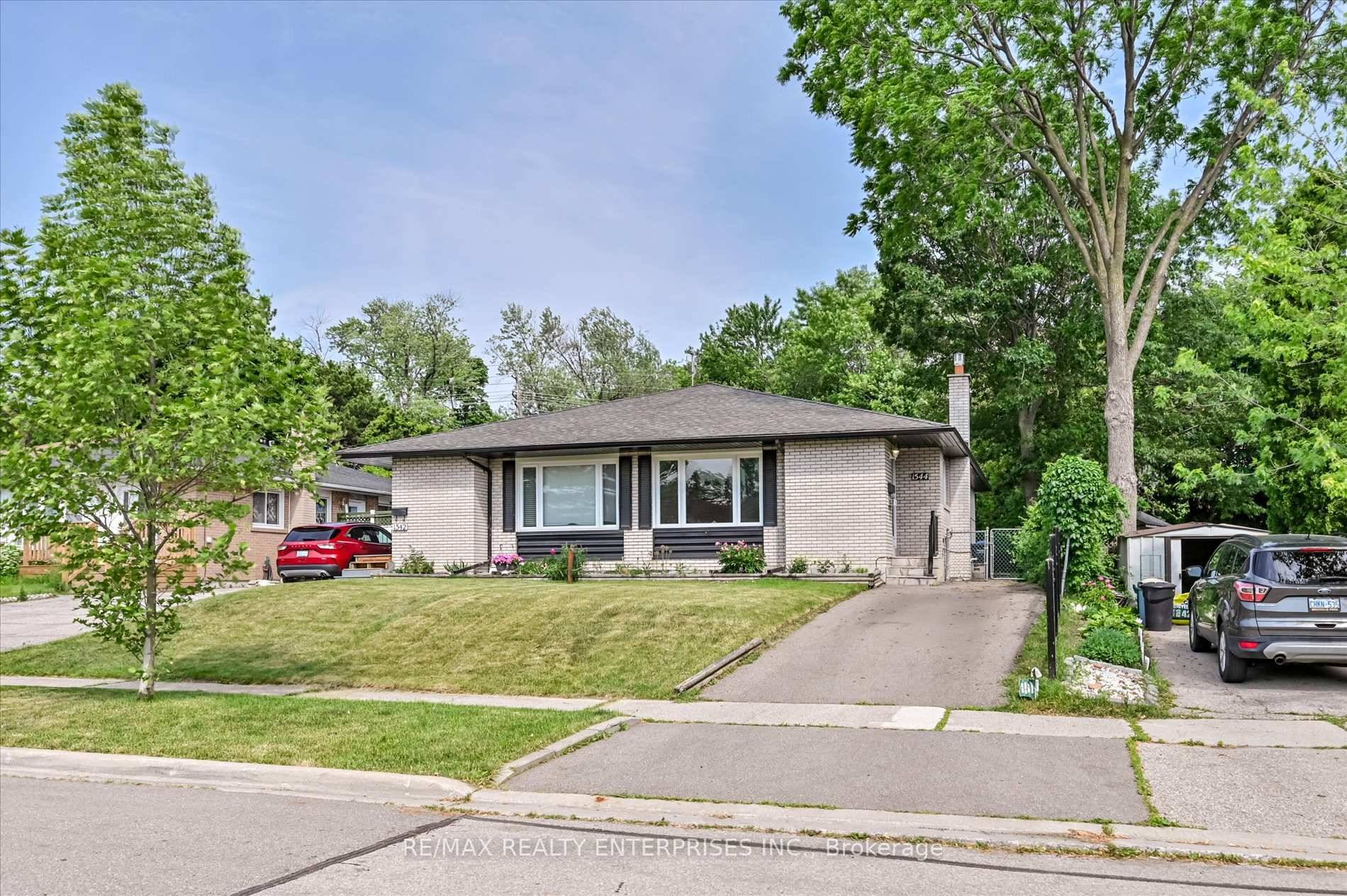 Welcome to this beautifully maintained 3 bedroom semi detached bungalow in Clarkson, perfectly blending modern comfort with classic charm.
