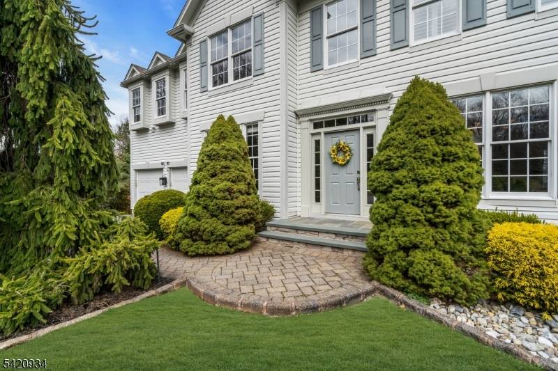 Nestled in the back of a cul de sac in the coveted Lafayette Watch section of The Hills, this spacious, open, well maintained, Pulte Home blends comfort, style and functionality ...