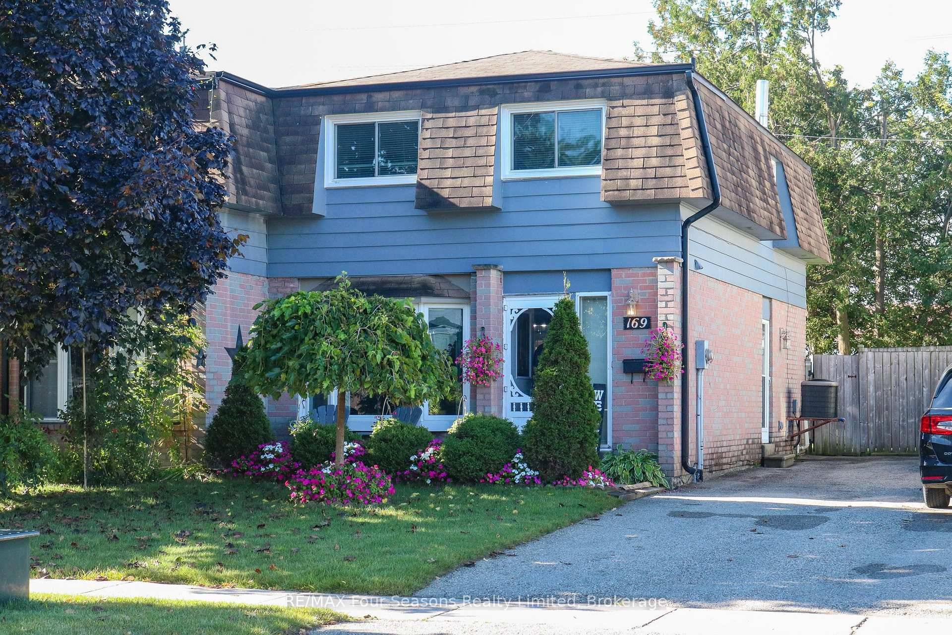 Step into this spacious, beautifully cared for 4 bedroom, 3 bathroom townhome that's ready to impress !