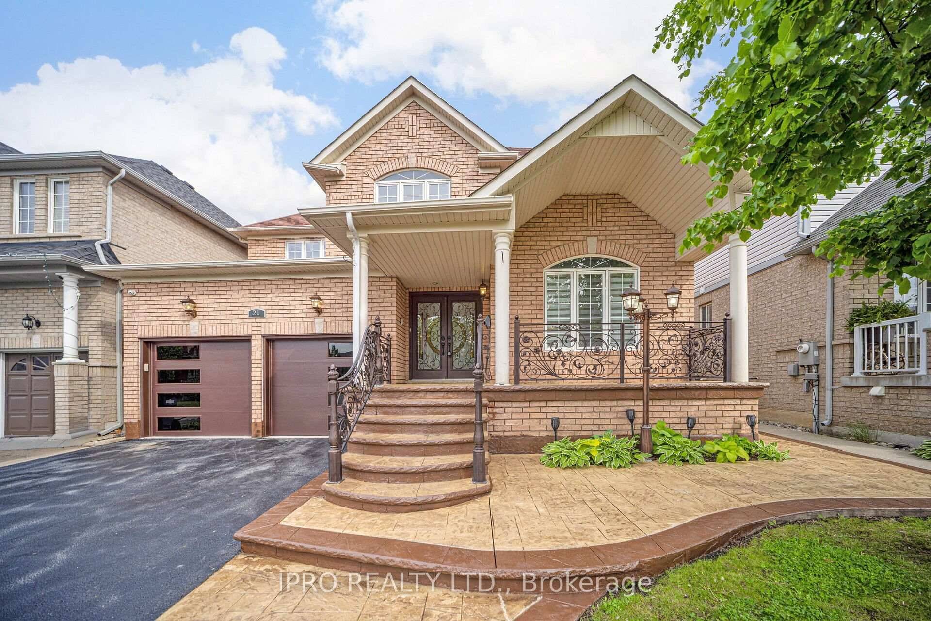 Welcome to this stunningly upgraded, move in ready detached home in the highly sought after Fletchers Meadow community !