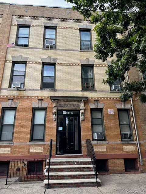 Legal 6 Family ! ! An excellent investment opportunity in a highly desirable neighborhood !