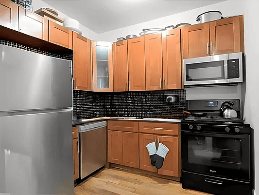 Stylish amp ; Spacious 2BR with Office in Bushwick Laundry, Rooftop, Prime Location Available for an August 7th move in Please inquire about the pricing structure Discover this thoughtfully designed ...