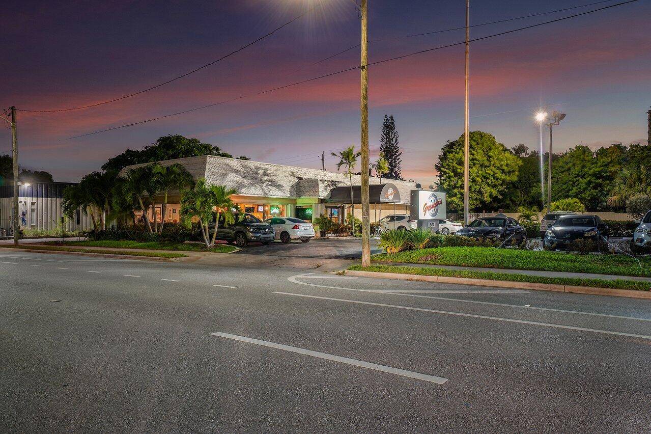 An amazing Delray Beach opportunity within this Commercial Investment restaurant property.
