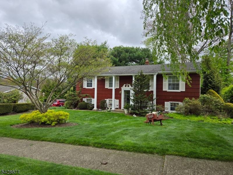 Welcome to this impeccably maintained 1964 bilevel, perfectly situated in the desirable White Rock section of Oak Ridge, just steps away from the lake.