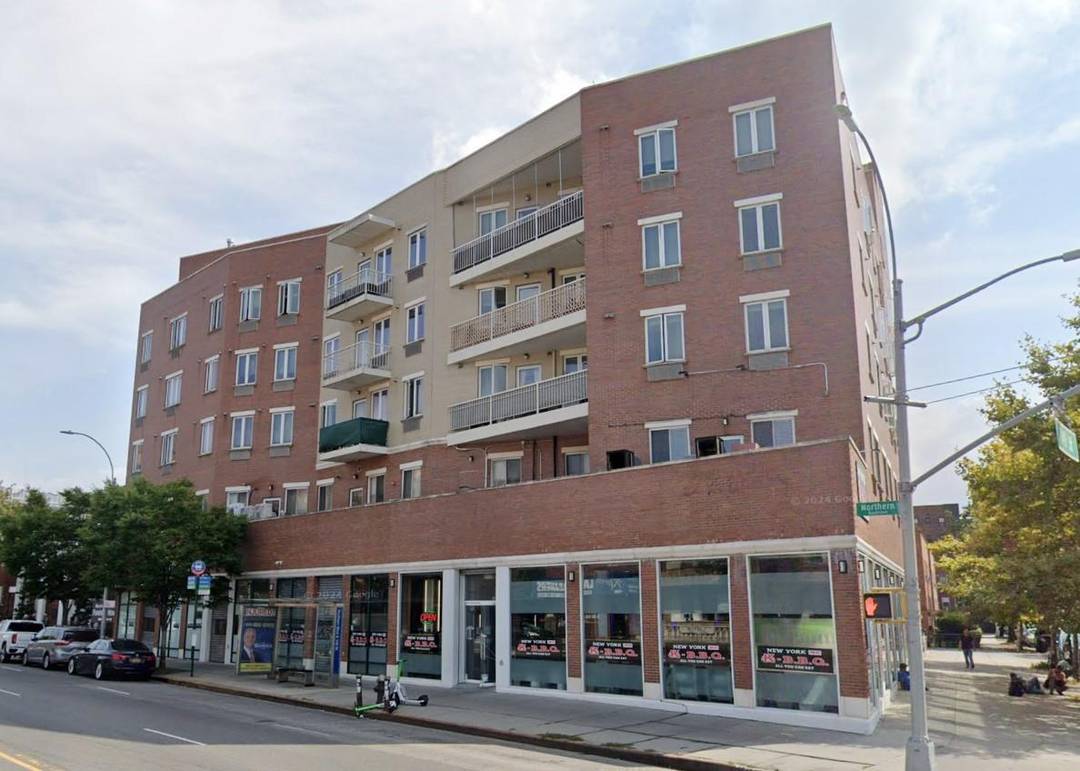 This one bedroom condo in downtown Flushing is an excellent option for those seeking an affordable and convenient living space.