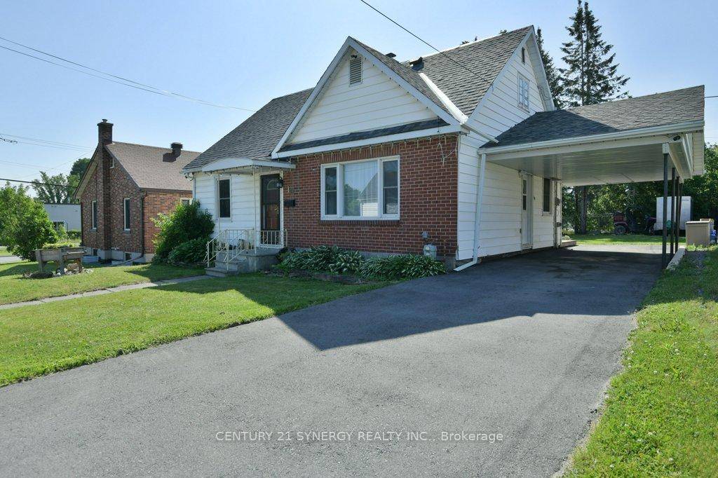 Updated 4 Bedroom Family Home with No Rear Neighbours amp ; Backyard Retreat Welcome to this well maintained 4 bedroom, single family home, nestled in a quiet, family friendly neighbourhood ...