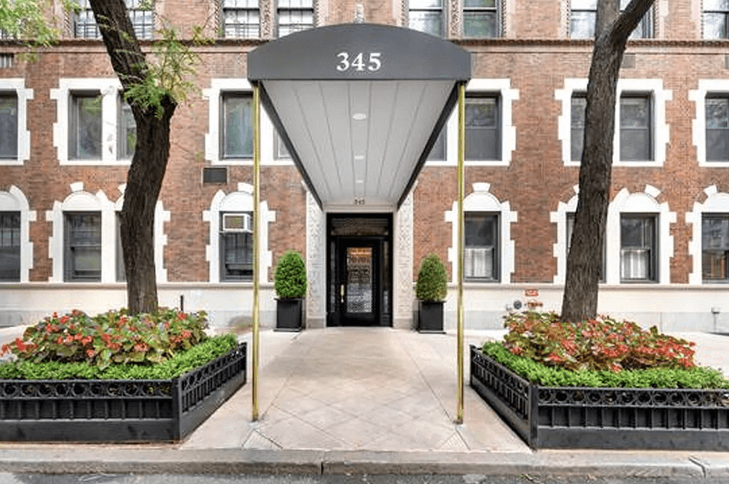 A Timeless Two Bedroom Offering in Sutton Place Savor southern light and tranquil treetop views from this gracious two bedroom, one bath home in the heart of Sutton Place.
