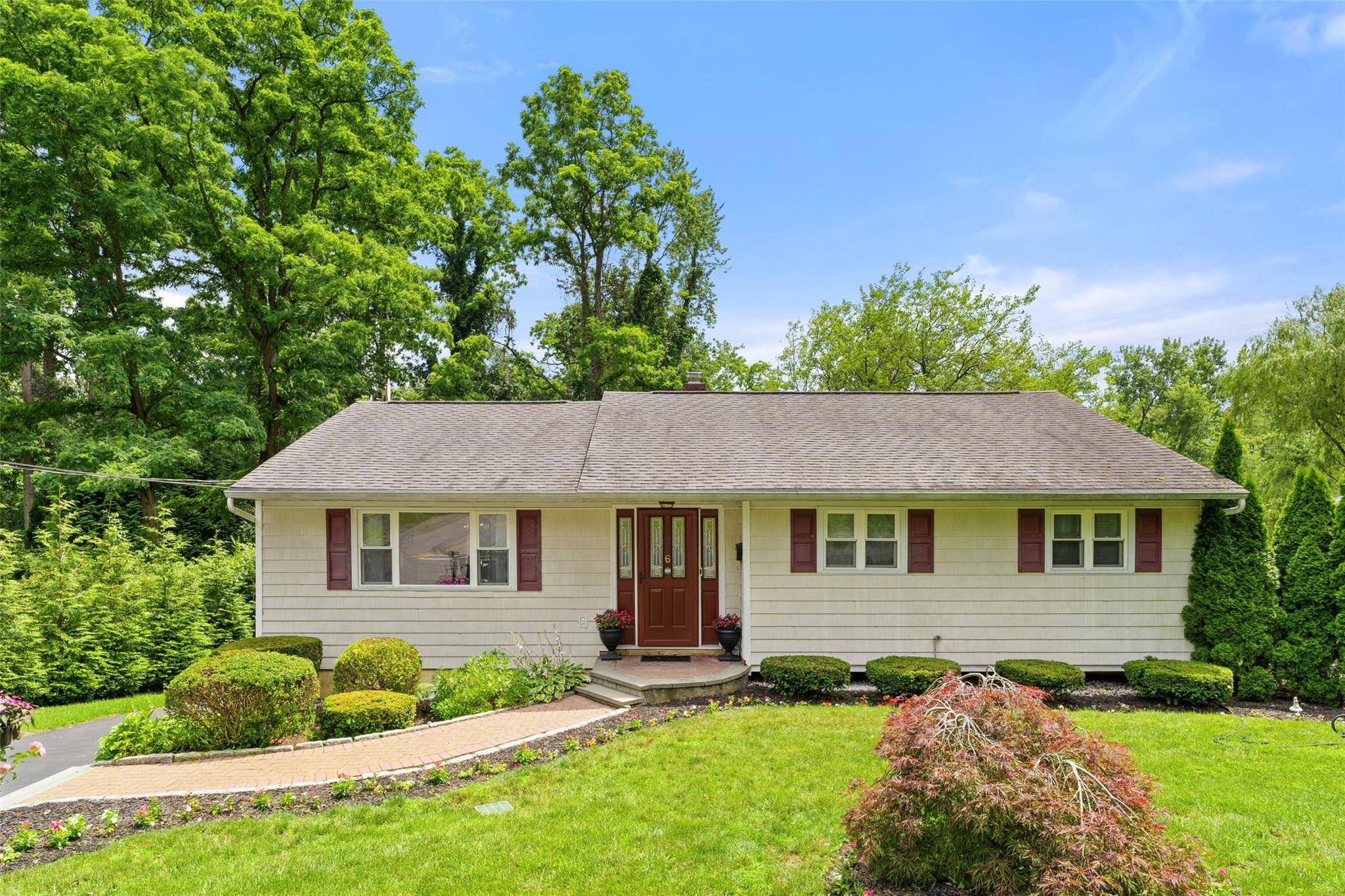 Welcome home to 6 Andover Road !