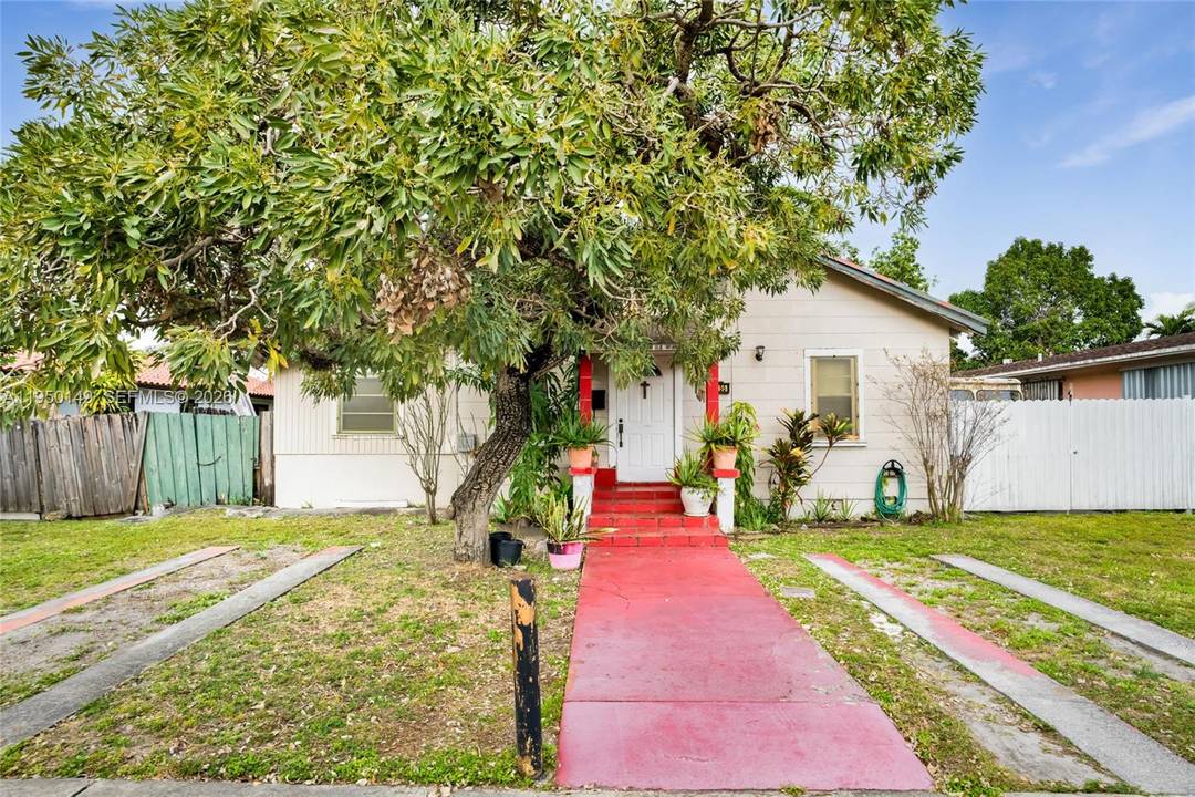 Well kept 3 bedroom, 2 bathroom home located in the heart of Miami.