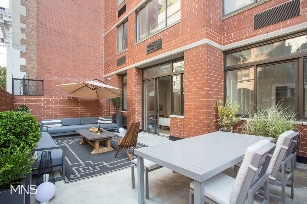 Newly Renovated 1 Bed, 1 Bath with Huge Outdoor Space Available Now !