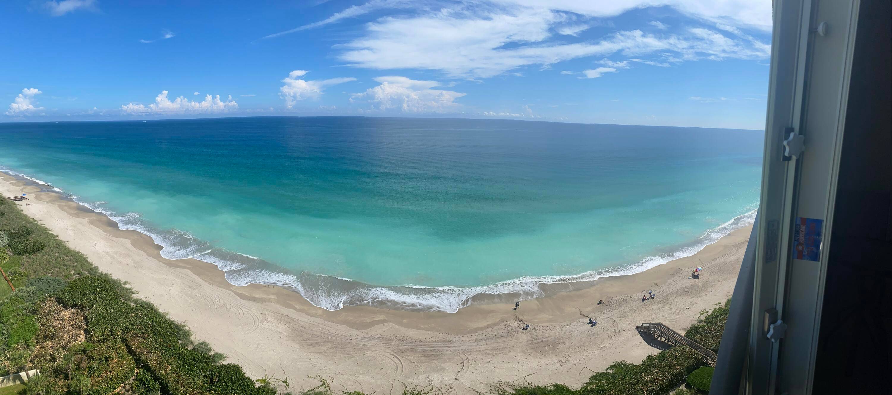 Welcome to your dream condo nestled in the charming atmosphere of Jensen Beach !
