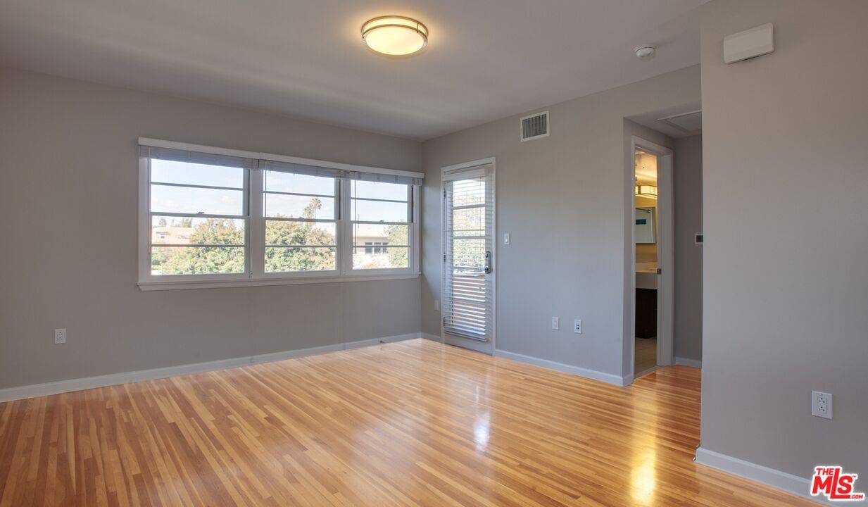 1440   Elkgrove Cir 1.0 Marina Del Rey LA