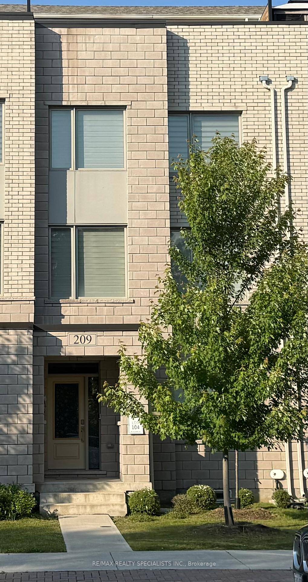 Spacious and Stylish Townhome Available for Lease in BanburyDon Mills !