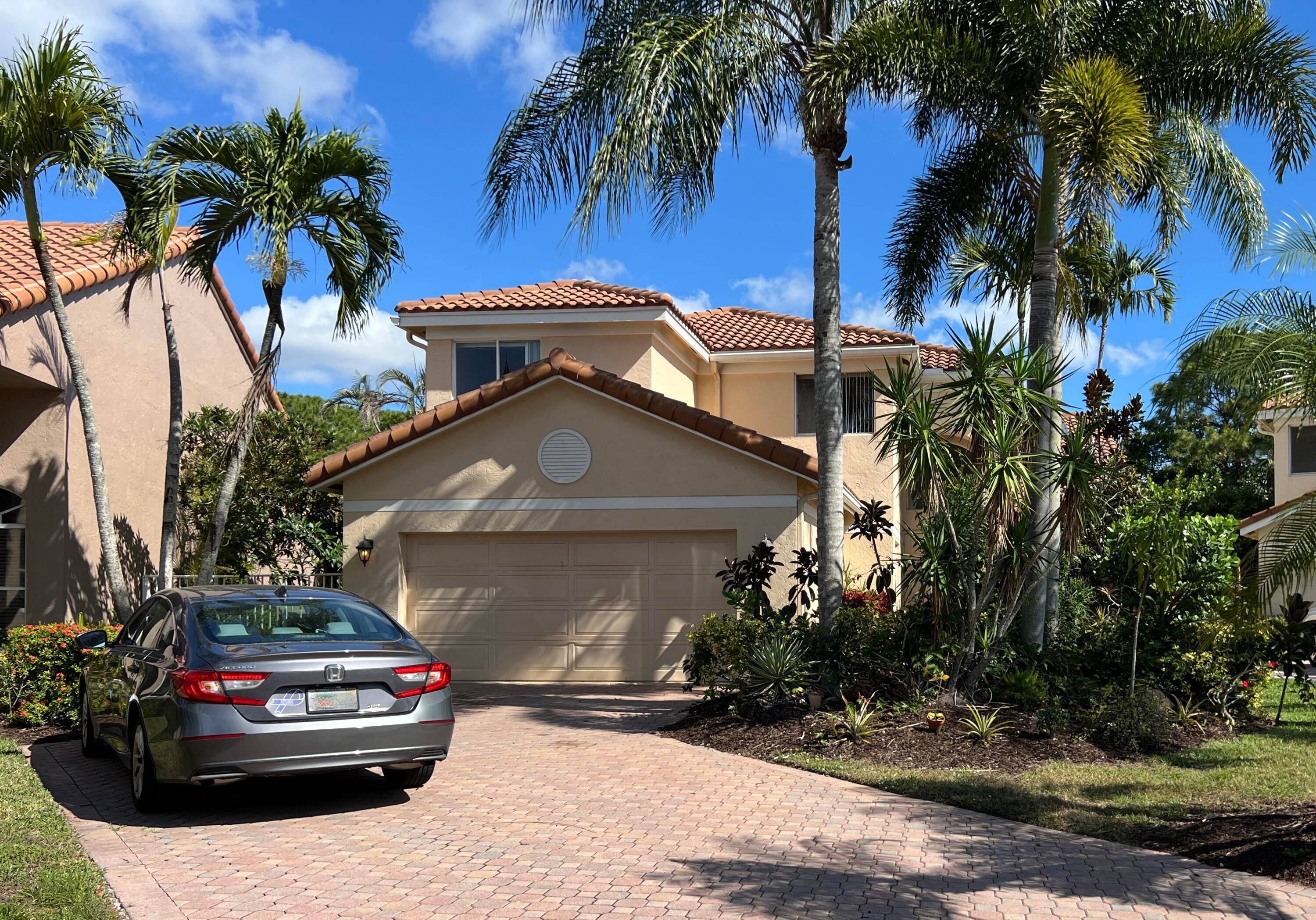 Beautiful 4 2. 5 light bright Pool home in a private tropical setting overlooking the Majestic Trees of Morikami Gardens.