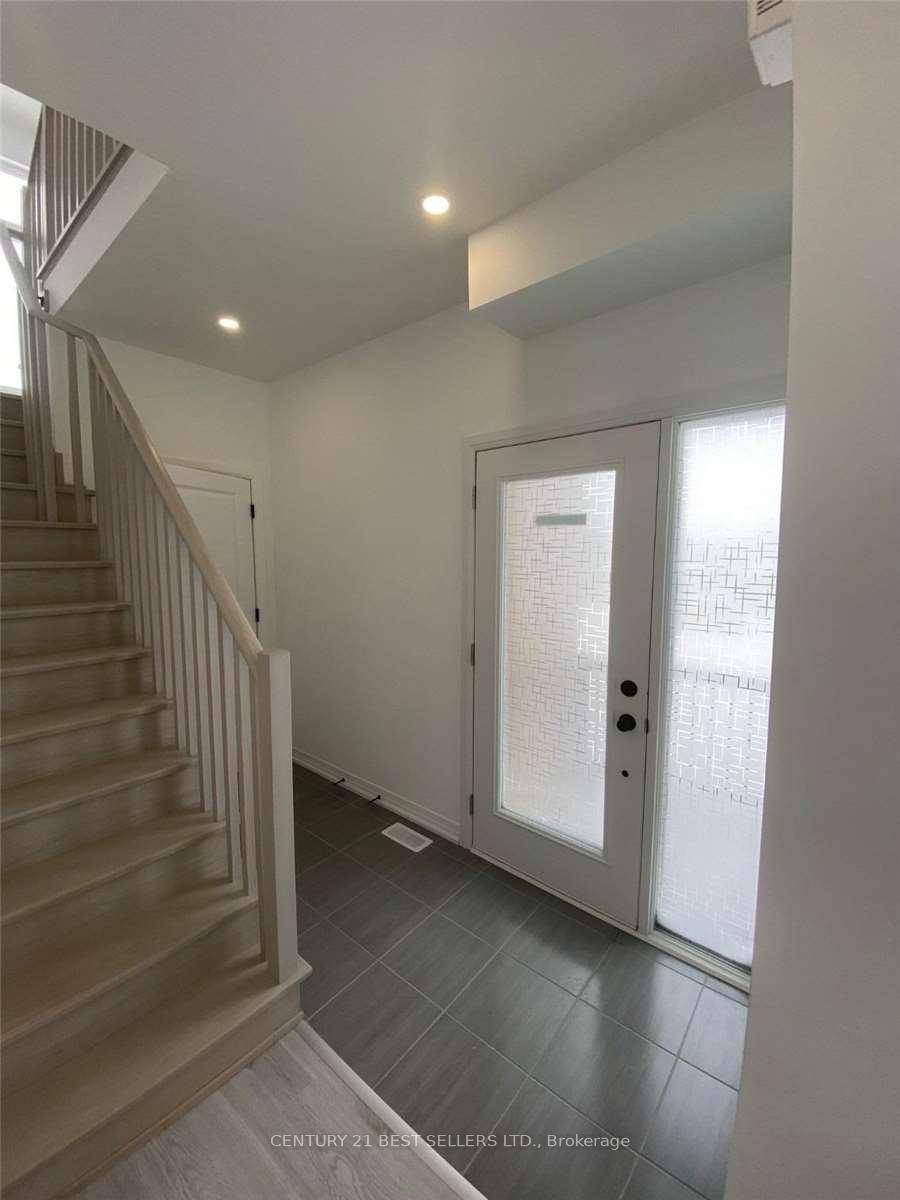 Gorgeous 2 Storey Corner Townhouse in a highly desirable area of Barrie.