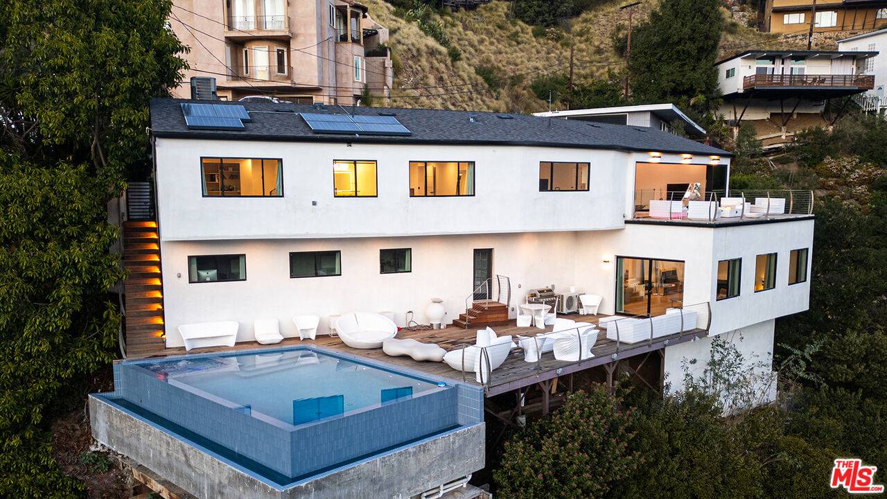 8744 Skyline Dr 4.0 Hollywood Hills East LA