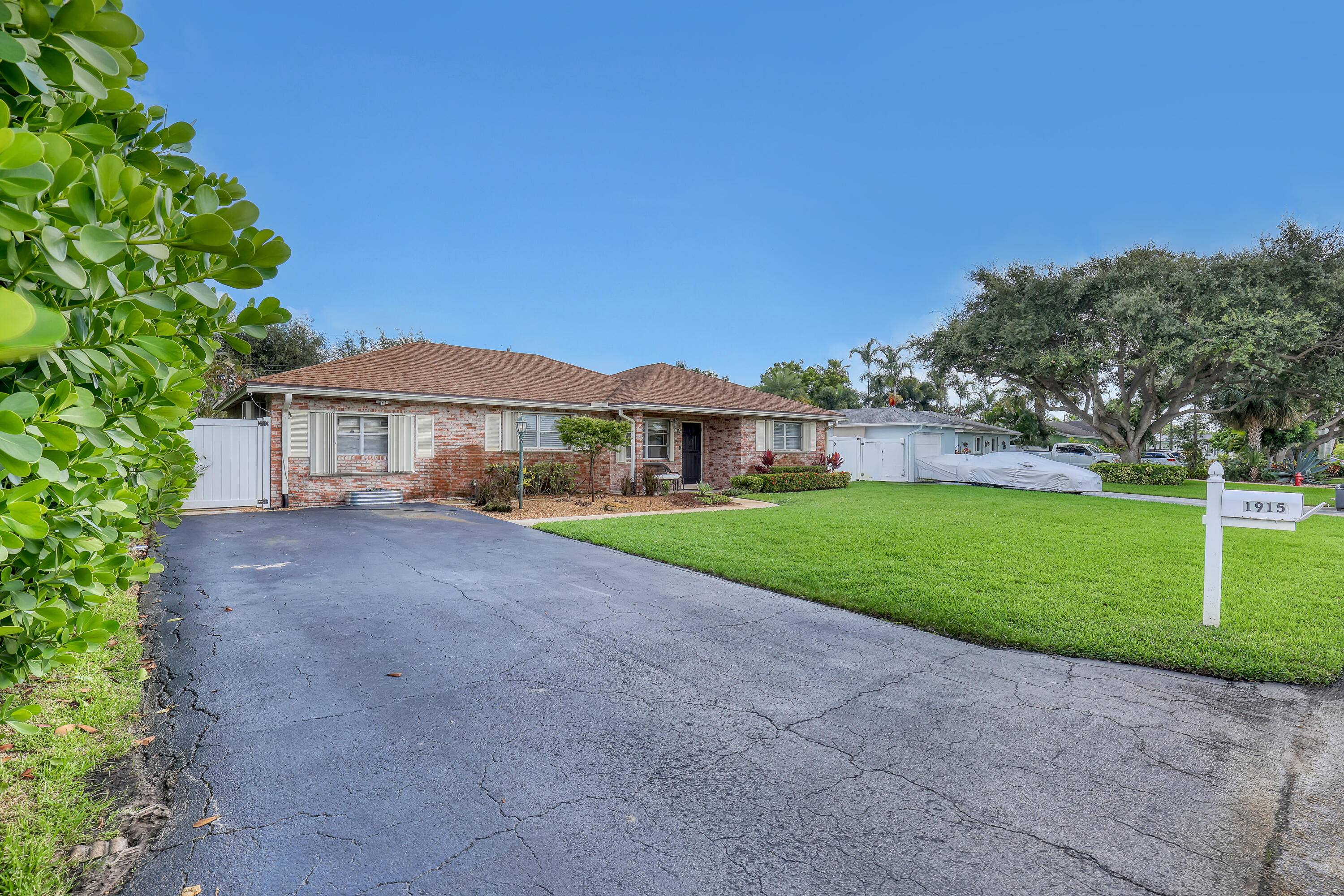 LOCATION, LOCATION, LOCATION, A HUGE KITCHEN TOTALLY UPDATED WITH SS APPLIANCES, LARGE DRIVEWAY, LAKE CLARKE SHORES OFFERS BOAT RAMP, 2 PARKS, A FITNESS TRAIL, LUXURY VINYL PLANKING FLOORINGS THRU OUT, ...