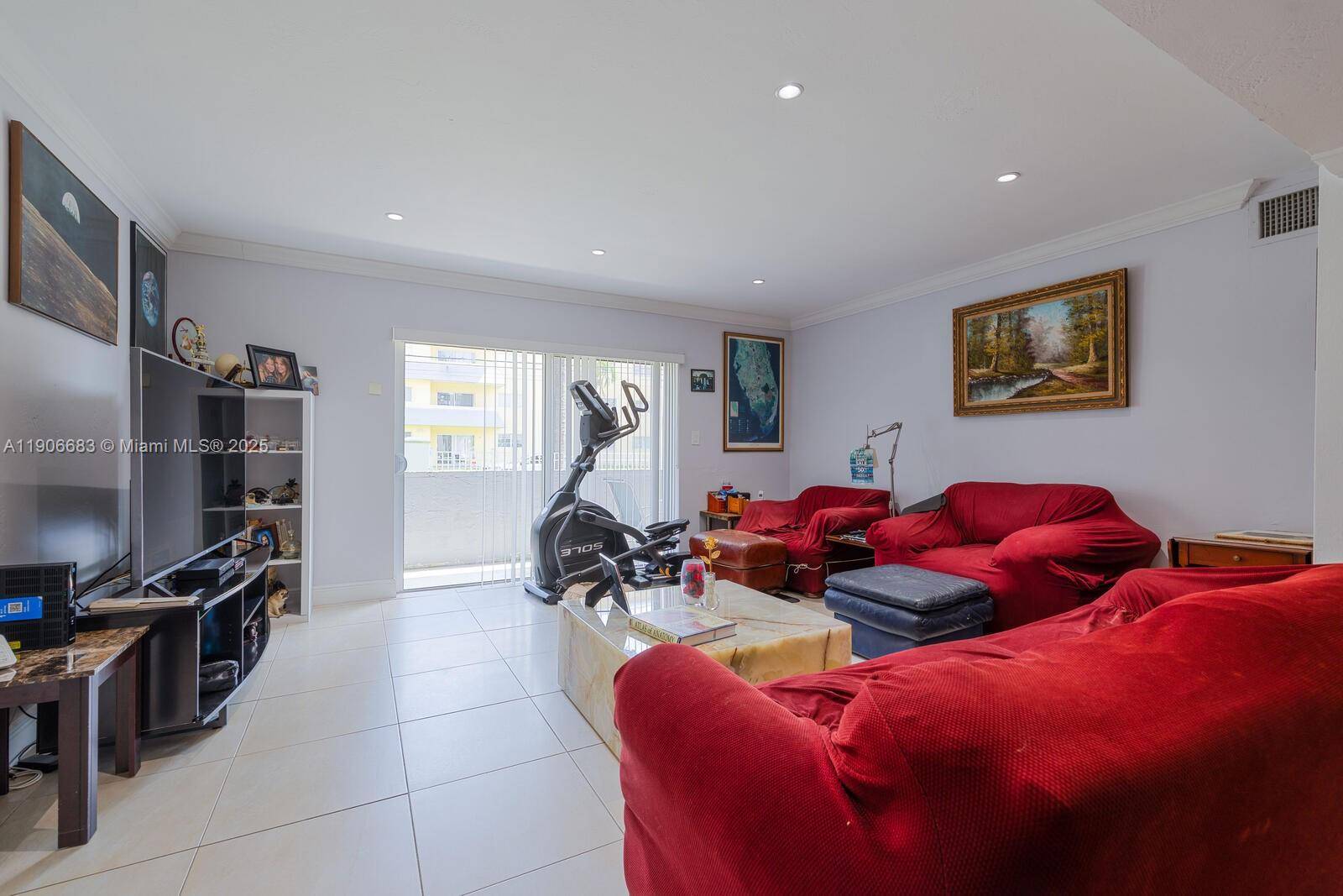 Beautifully maintained condo in the desirable Silver Palms at Dadeland !