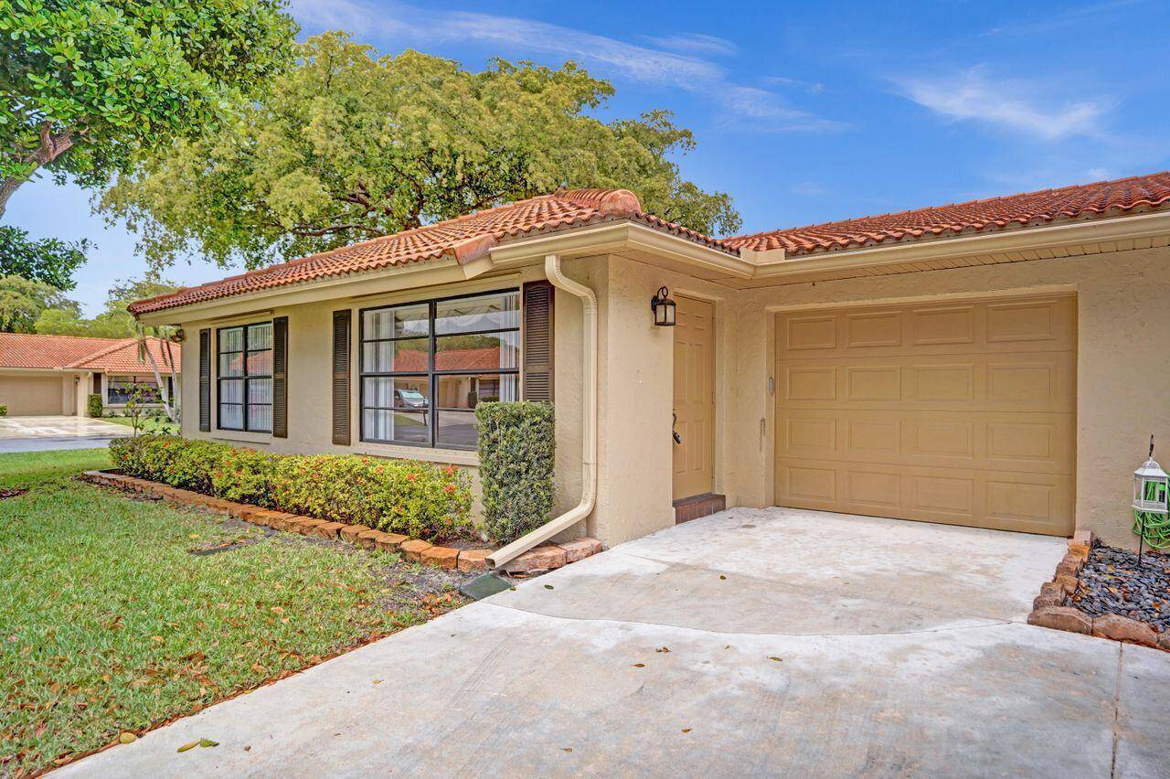 An extremely clean 2 bed 2 bath corner villa in the popular 55 community of Bent Tree awaits you.