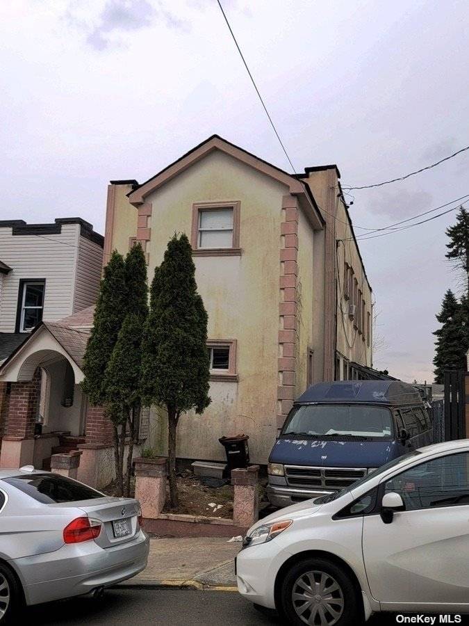 Detached 2 family in prime location.