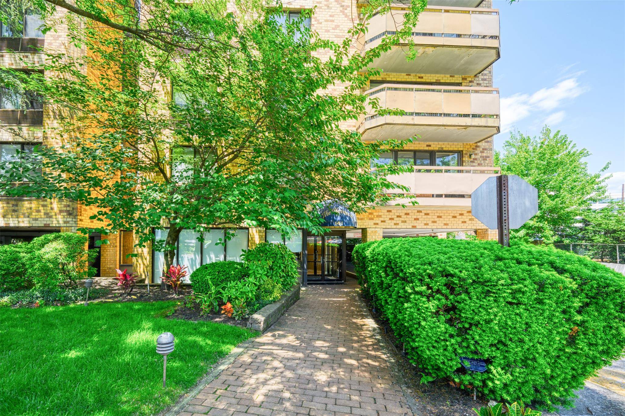 Bright amp ; Spacious 2 Bedroom Apartment with Southern Exposure in Doorman Building.