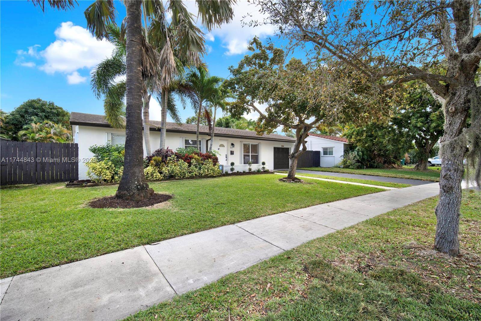 Palmetto Bay, Spacious, 4 Bedrooms, 3 Bath, 1 story single family home, immaculate condition.