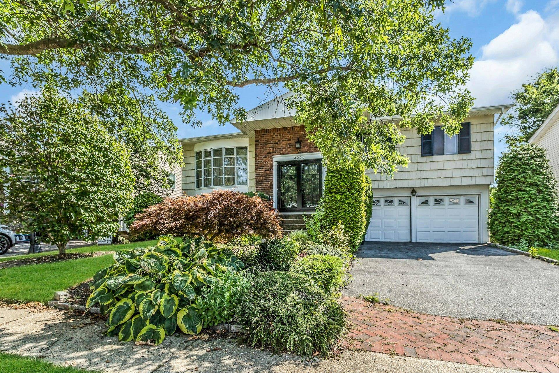 Move in Condition 4 bdrm 2 1 2 bath mid block Hi Ranch.