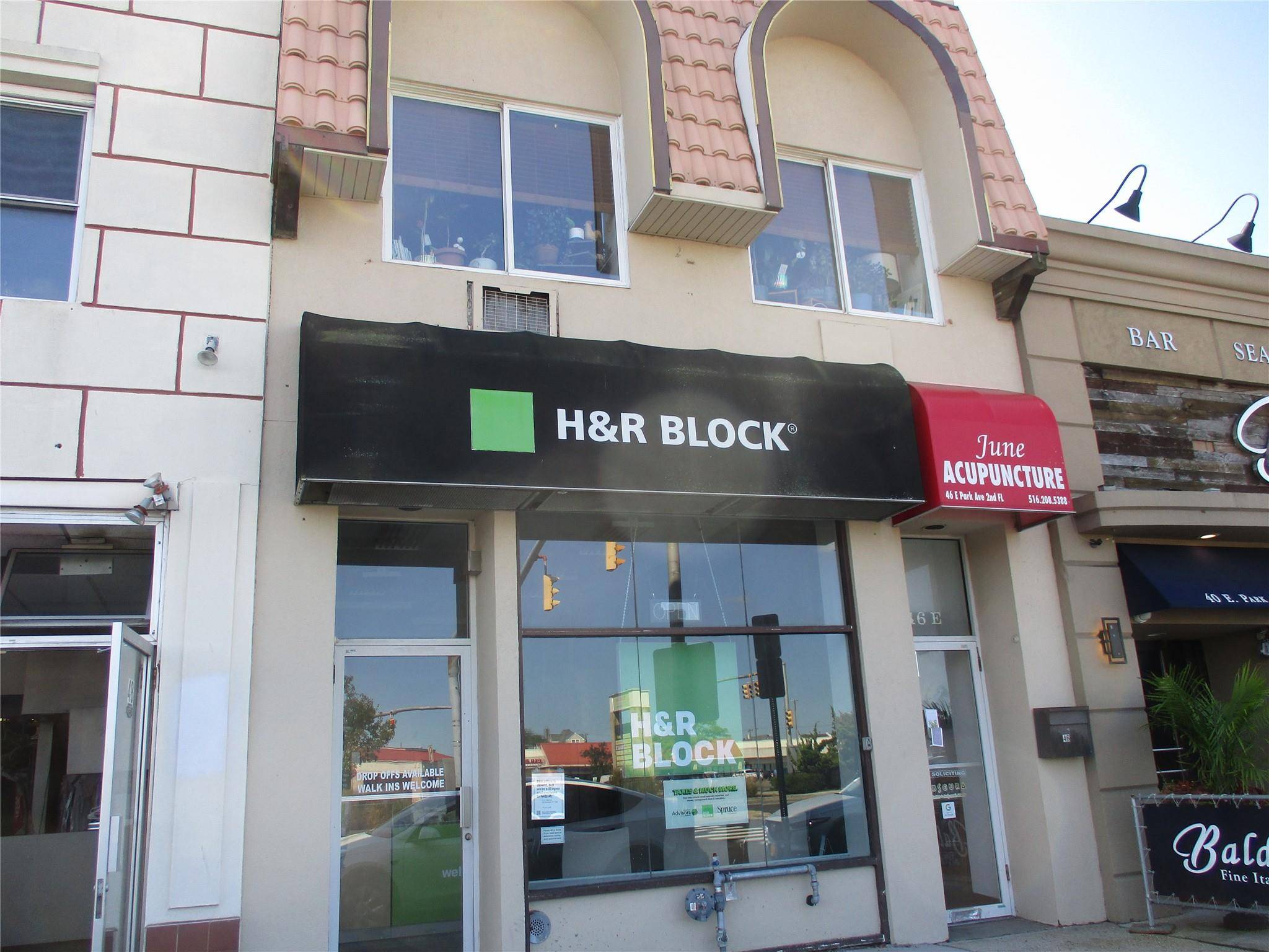 TURNKEY BUILDING FOR SALE WITH 4 UNITS PLUS BASEMENT.