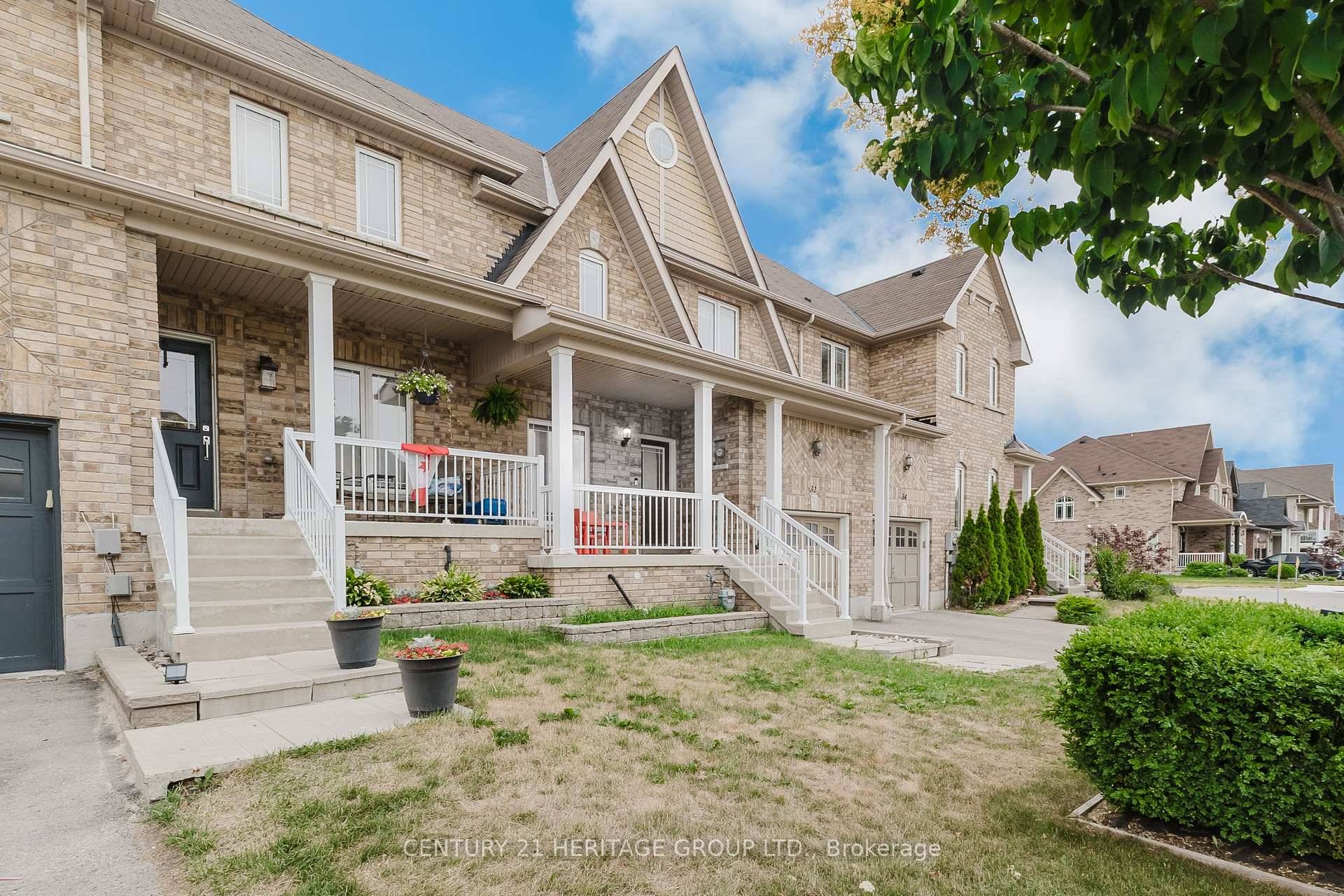 Beautiful 3 Bedroom Freehold Townhome in a Prime Location !