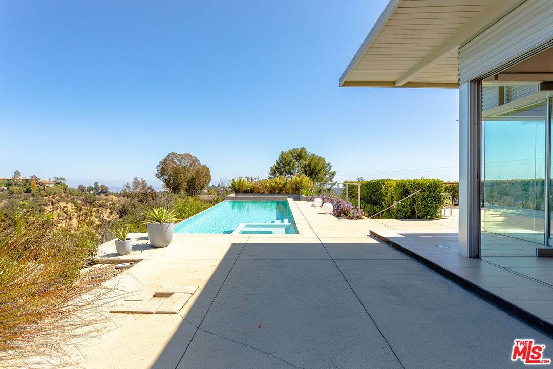 3198   Gibraltar Dr Beverly Hills LA
