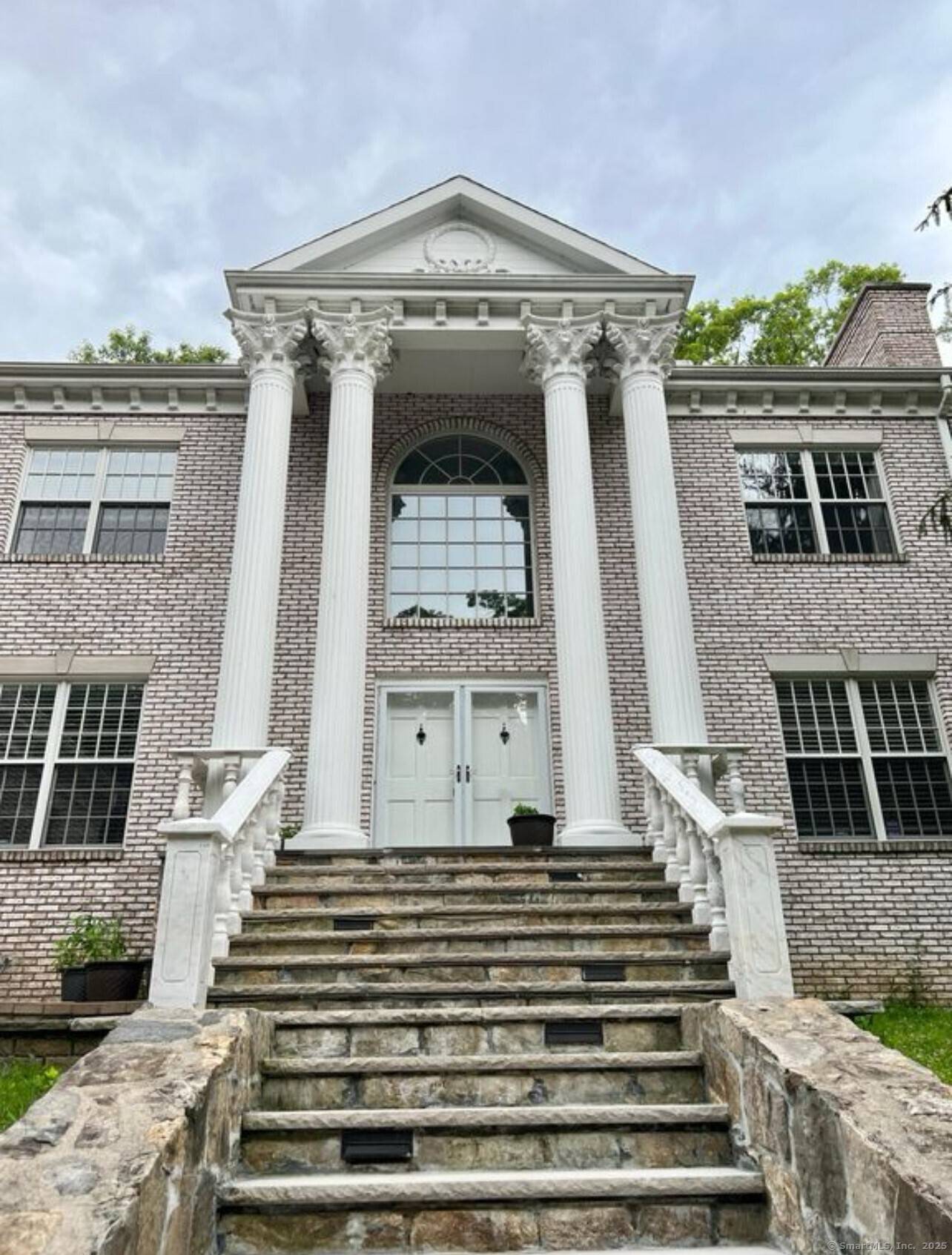 Stunning 4 bedroom 3. 5 Bathrooms house in the heart of North Stamford.