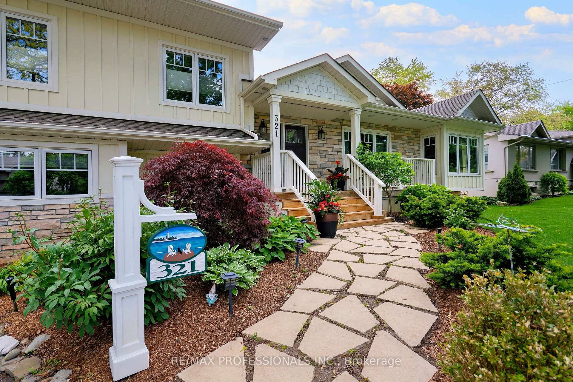 Simply Must Be Seen ! Lot 100 x 122 ft 4 Car Garage 6 Car Driveway Parking Approx.