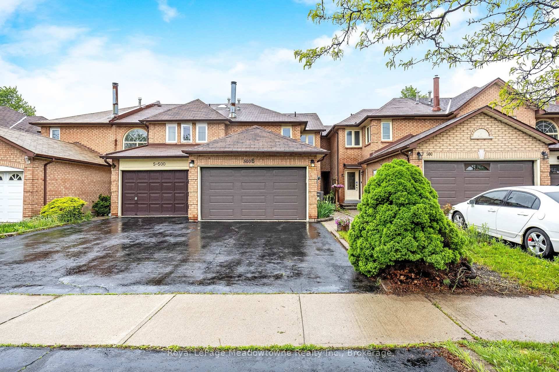 Presenting 500 Silverthorne Crescent 6 This large freehold townhouse no condo fees !