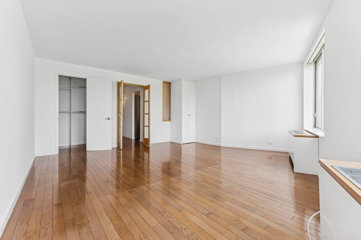 Welcome to the perfect studio located in The Tribeca Condominium in Tribeca with a wall of oversized windows looking out at Washington Market Park and beyond to the Hudson River.