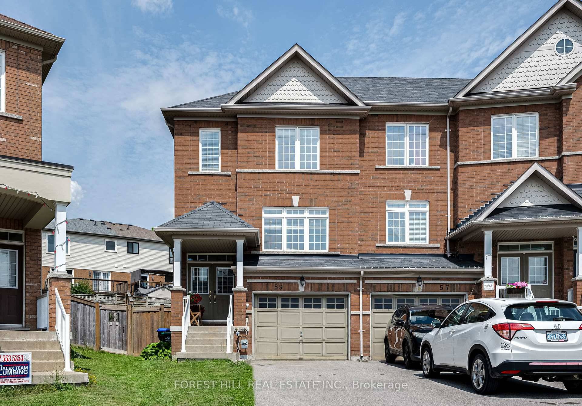 Beautiful END UNIT townhome on an OVERSIZED PIE SHAPED LOT with rare 4 car parking 3 car driveway 1 car garage.