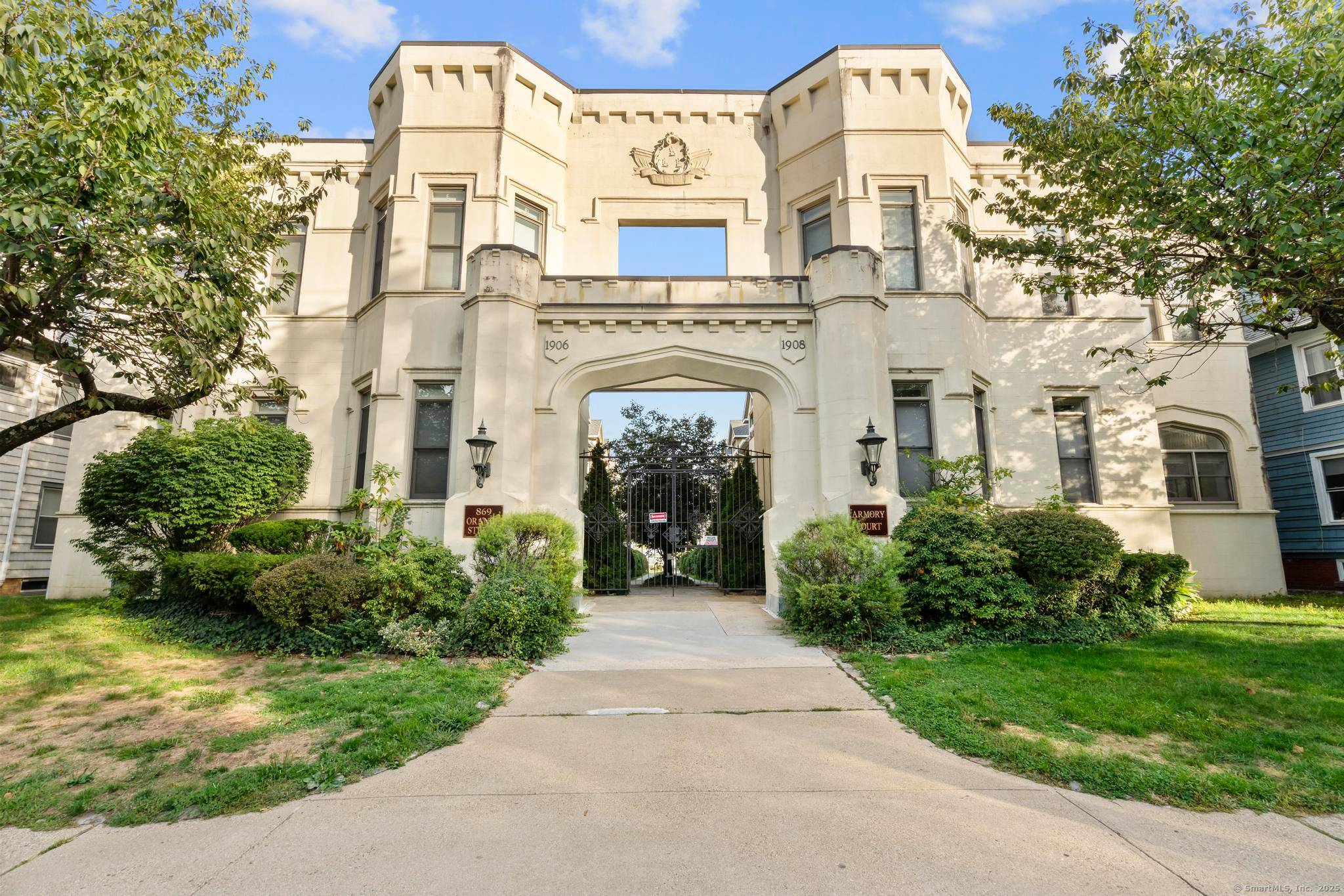 Welcome to this rare four level townhouse condo in the heart of New Haven's sought after East Rock neighborhood, part of the coveted Worthington Hooker school district.