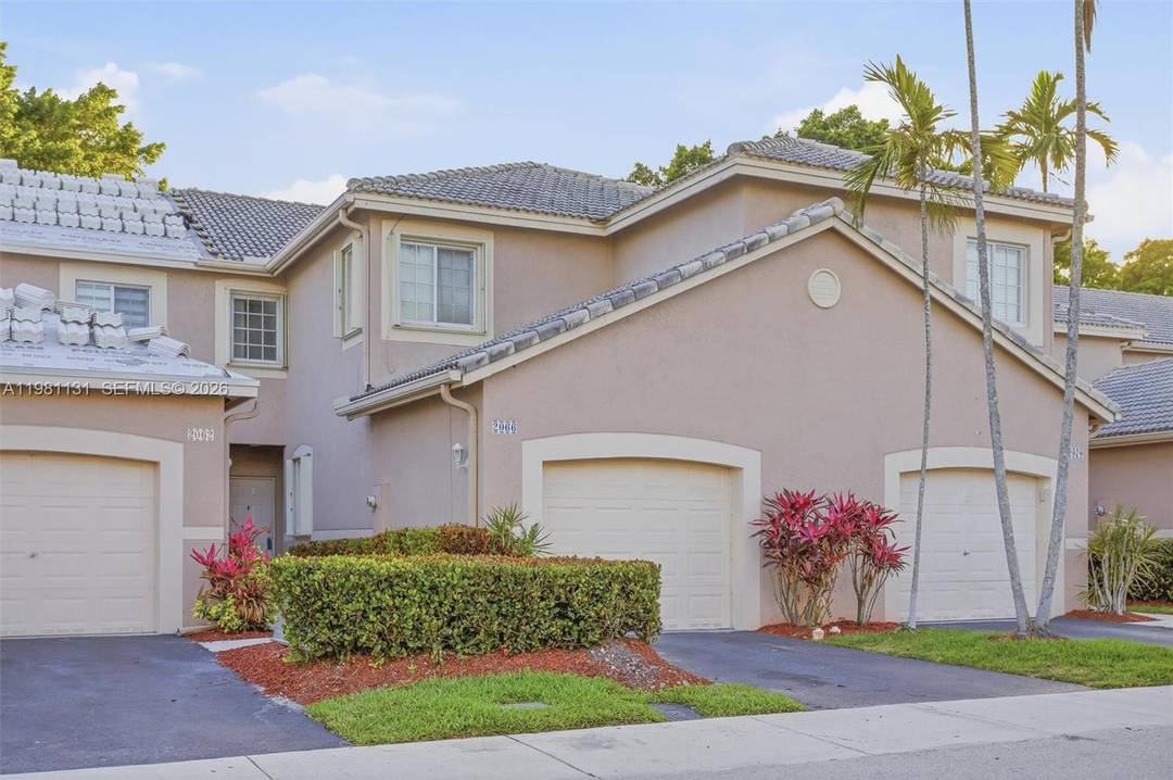 WESTON, SAN MESSINA 2 STORIES TOWNHOUSE, FEATURES AN OPEN AND SPACIOUS FLOOR PLAN WITH LOTS OF NATURAL LIGHT.