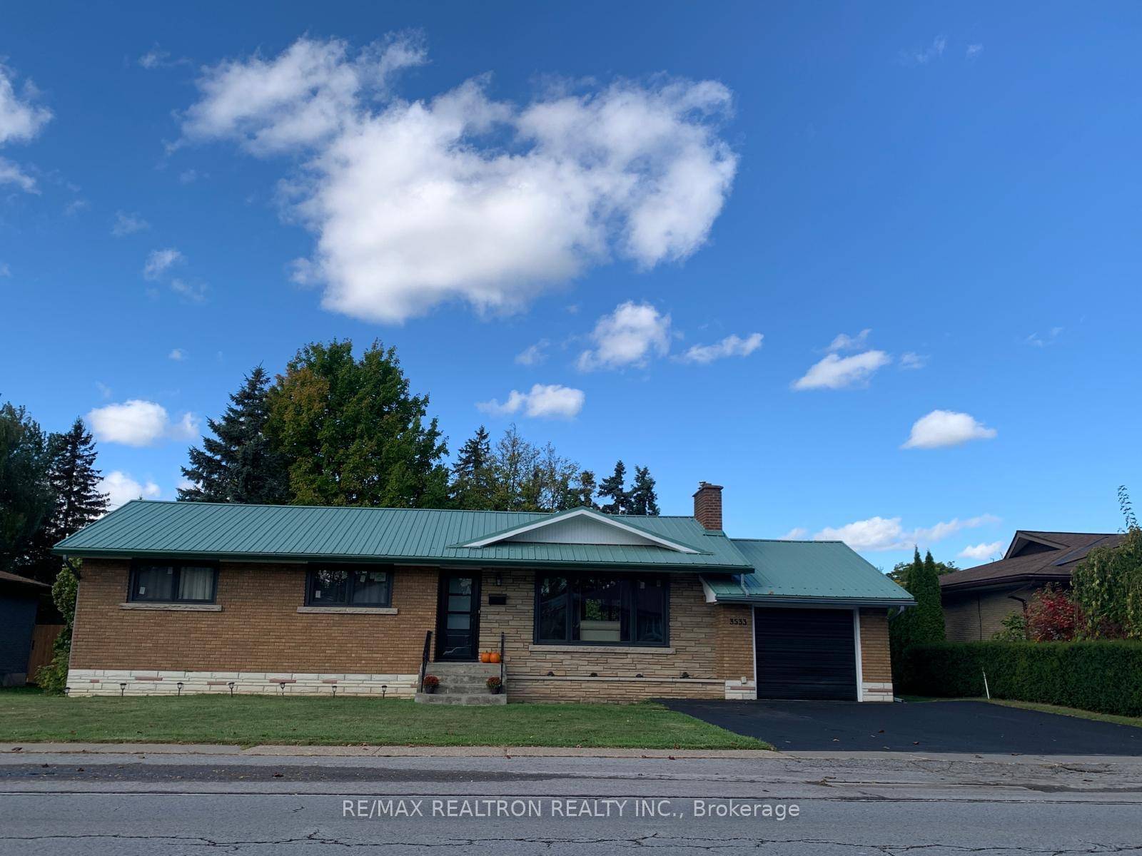 Welcome to 3533 Dorchester Road, an immaculate multi level split located in the highly desirable North End of Niagara Falls, set on a generous 77 ft.