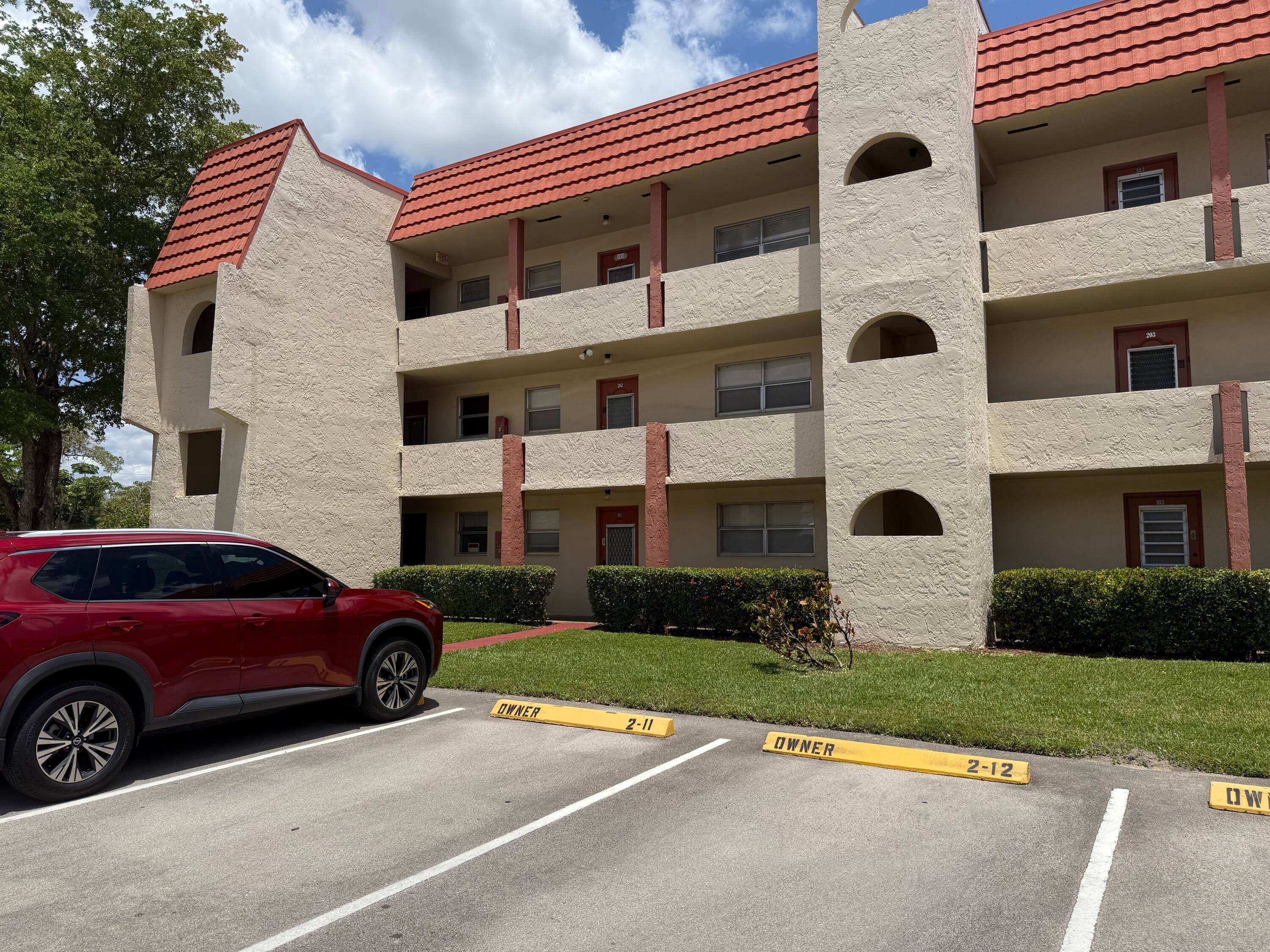 Welcome to this beautifully maintained 2bed, 2 bath condo located in a vibrant 55 community in the heart of Sunrise, Florida.
